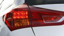 Toyota Auris II Hybrid Touring Sports (2013) - lewy tylny reflektor - włączony