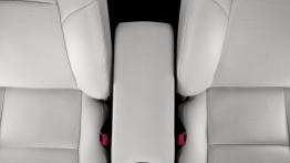 Toyota Avensis III kombi Facelifting - tunel środkowy między fotelami