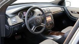 Mercedes klasy R 2011 - pełny panel przedni