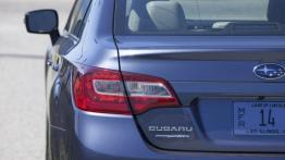 Subaru Legacy VI (2015) - lewy tylny reflektor - włączony