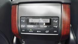 Toyota Land Cruiser 2.8 D-4D (2016) - konsola środkowa