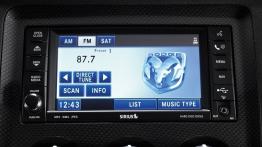 Dodge Challenger SRT8 - radio/cd/panel lcd
