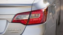 Subaru Legacy VI (2015) - prawy tylny reflektor - włączony