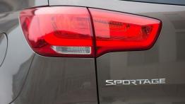 Kia Sportage III Facelifting (2014) - lewy tylny reflektor - włączony