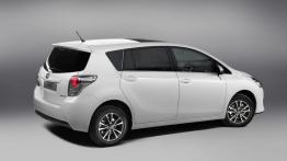 Toyota Verso Facelifting - tył - reflektory włączone