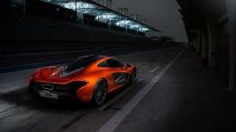 McLaren P1 (2014) - tył - reflektory włączone