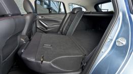 Mazda 6 (2013) kombi - tylna kanapa złożona, widok z boku