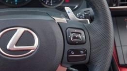 Lexus RC F (2015) - manetka zmiany biegów pod kierownicą