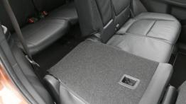 Mitsubishi Outlander III - tylna kanapa złożona, widok z boku