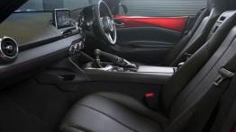 Mazda MX-5 IV (2015) - widok ogólny wnętrza z przodu