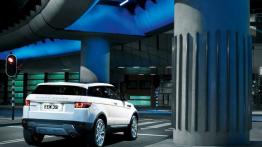Range Rover Evoque - wersja 3-drzwiowa - tył - reflektory włączone