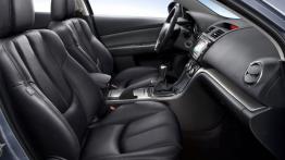 Mazda 6 Hatchback 2010 - widok ogólny wnętrza z przodu