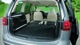 Volkswagen Sharan II (2010) - tylna kanapa złożona, widok z bagażnika