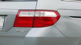 Honda Odyssey Touring 2006 - prawy tylny reflektor - włączony