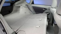 Toyota Prius 2009 - tylna kanapa złożona, widok z boku