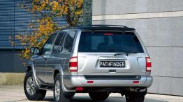 Nissan Pathfinder 2001 - widok z tyłu