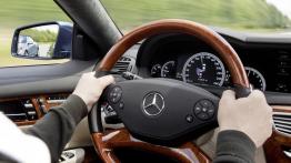Mercedes CL 2011 - manetka zmiany biegów pod kierownicą