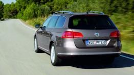 Volkswagen Passat B7 kombi (2011) - widok z tyłu