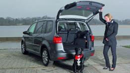 Volkswagen Touran II (2011) - tył - bagażnik otwarty
