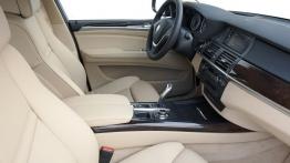 BMW X5 2010 - widok ogólny wnętrza z przodu