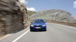 BMW M5 2012 - przód - reflektory włączone