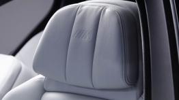 BMW M5 2012 - zagłówek na fotelu kierowcy, widok z przodu