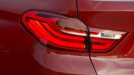 BMW X4 (2015) - lewy tylny reflektor - włączony