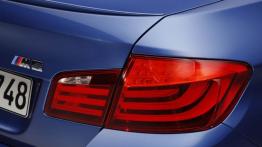 BMW M5 2012 - prawy tylny reflektor - włączony