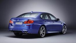BMW M5 2012 - tył - reflektory włączone
