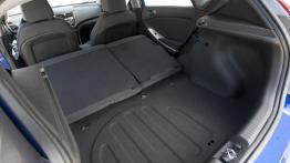 Hyundai Accent hatchback 2012 - tylna kanapa złożona, widok z bagażnika