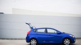 Hyundai Accent hatchback 2012 - prawy bok