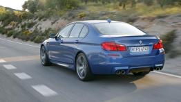 BMW M5 2012 - tył - reflektory włączone