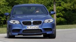 BMW M5 2012 - przód - reflektory włączone