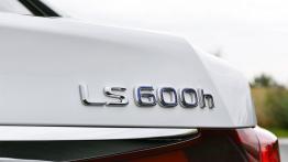 Lexus LS 600h F-Sport (2013) - emblemat