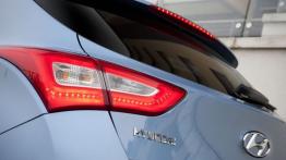 Hyundai i30 II Hatchback 3d (2013) - lewy tylny reflektor - włączony