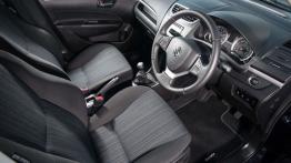 Suzuki Swift V Hatchback 5d Facelifting (2013) - widok ogólny wnętrza z przodu