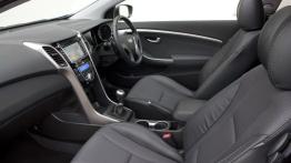 Hyundai i30 II Hatchback 3d (2013) - widok ogólny wnętrza z przodu