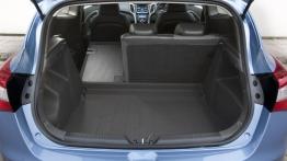 Hyundai i30 II Hatchback 3d (2013) - tylna kanapa złożona, widok z bagażnika