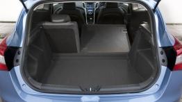 Hyundai i30 II Hatchback 3d (2013) - tylna kanapa złożona, widok z bagażnika