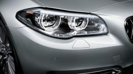 BMW serii 5 F10 Facelifting (2014) - prawy przedni reflektor - włączony