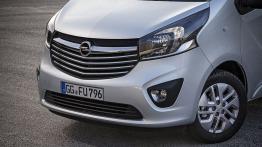 Opel Vivaro II Furgon (2014) - przód - reflektory włączone