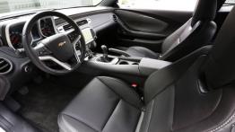 Chevrolet Camaro V Coupe Facelifting (2014) - widok ogólny wnętrza z przodu