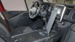 Opel Vivaro II Furgon (2014) - widok ogólny wnętrza z przodu