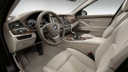 BMW serii 5 F10 Facelifting (2014) - widok ogólny wnętrza z przodu