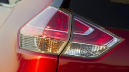 Nissan Rogue 2014 - lewy tylny reflektor - wyłączony