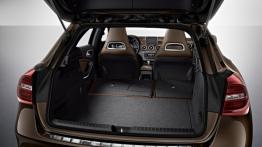 Mercedes GLA (2014) - tylna kanapa złożona, widok z bagażnika