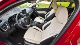 Mazda 3 III hatchback (2014) - widok ogólny wnętrza z przodu