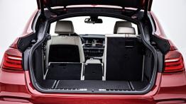 BMW X4 (2015) - tylna kanapa złożona, widok z bagażnika