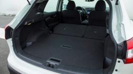 Nissan Qashqai II dCi (2014) - tylna kanapa złożona, widok z bagażnika