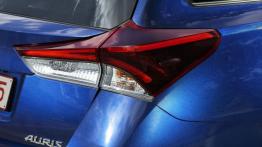 Toyota Auris II Touring Sports Facelifting (2015) - prawy tylny reflektor - wyłączony